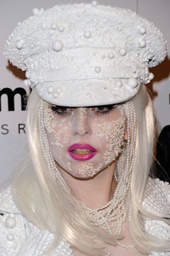 lady-gaga-pearls-240ls021110