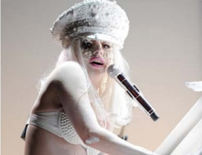 6e96ad1Lady-Gaga-pearls-amfAR - lady gaga