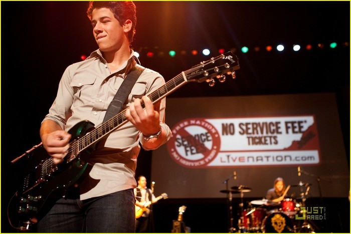 Free-Concert-nick-jonas-12674021-1222-817