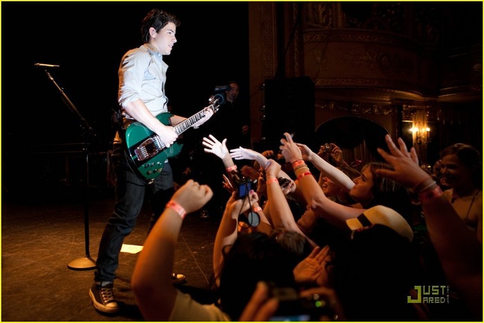 Free-Concert-nick-jonas-12674028-1222-817