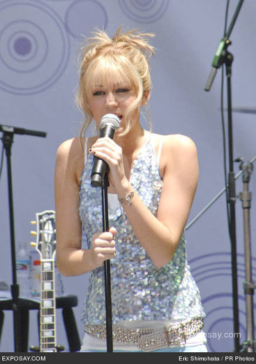 miley-cyrus-disneys-hannah-montana-meet-miley-cyrus-mini-concert-and-cd-release-party-june-27-2007-j