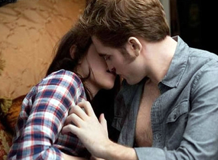 robert-pattinson-kristen-stewart-passionate-embrace-eclipse - Twilight