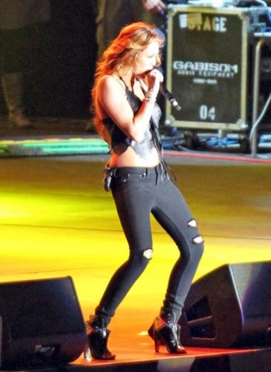 miley-rio-rocker-7-530x728 - disney actress