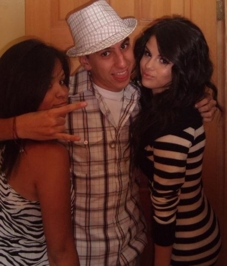 have-you-guys-seen-selena-s-rare-pics-selena-gomez-7778572-450-526