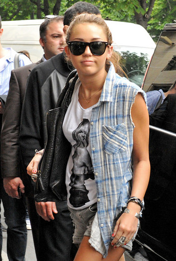 Miley+attracts+attention+wrk-BIs2VlPl - disney actress