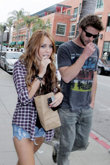 Miley+Cyrus+boyfriend+Liam+Hemsworth+both+BWMvsT0zPuzl - disney actress