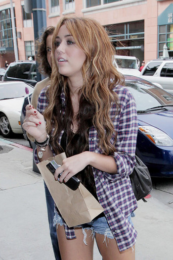 Miley+Cyrus+boyfriend+Liam+Hemsworth+both+ImxaXeE_Qjyl