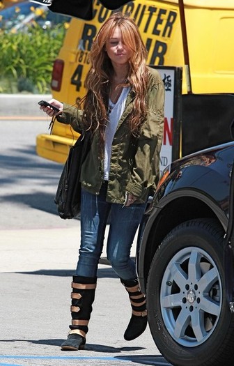 Miley+Cyrus+Out+Lunch+Katsu+Ya+Studio+City+7U4EyAWkqggl