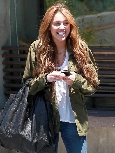 Miley+Cyrus+Out+Lunch+Katsu+Ya+Studio+City+tJN5yHMlZ_bl - disney actress