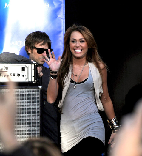 Miley+Cyrus+Performs+Make+Wish+Foundation+OEePMdE2z9Tl - disney actress