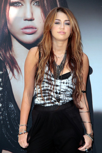 Miley+Cyrus+presents+new+album+Can+t+Tamed+YnBEllA0URBl