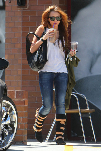 Miley+Cyrus+slurps+iced+beverage+Coffee+Bean+6YIiYE9LKDml - disney actress