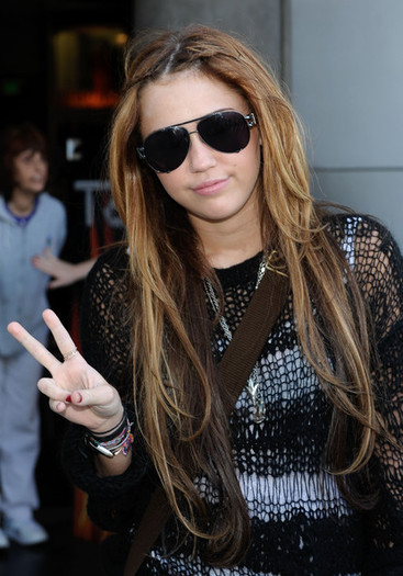 Miley+Cyrus+Visits+Universal+Studios+Hollywood+DA5fdEgCDYUl