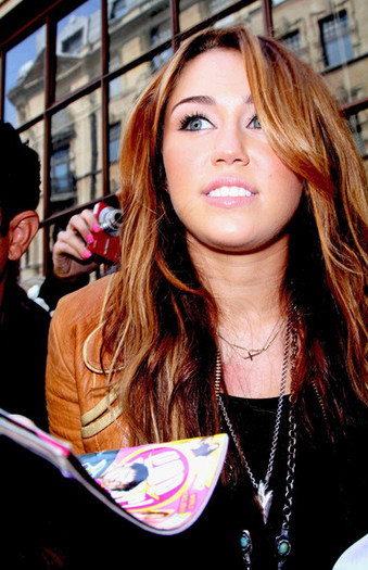 Miley+smiles+_LMZl7EcYkul