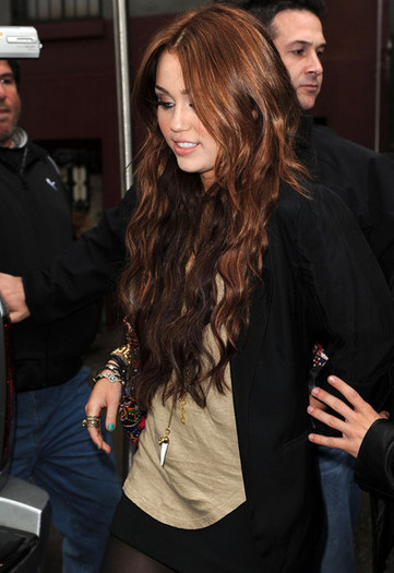 Miley+waves+to+fans+Uvja6SwtNJEl