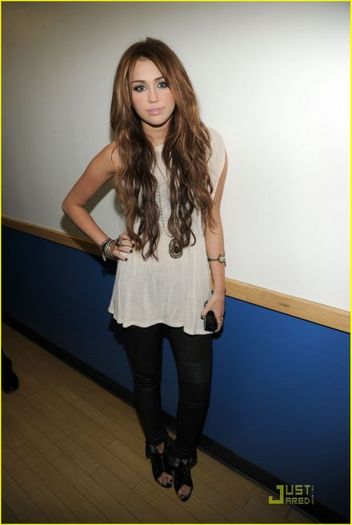 miley-cyrus-kca-awards-01