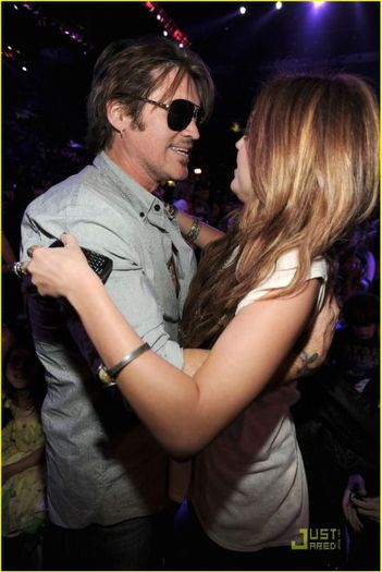 miley-cyrus-kca-awards-03