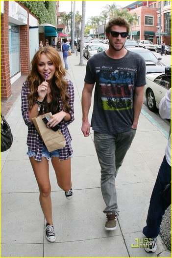 miley-cyrus-liam-hemsworth-lollipop