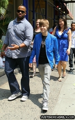 normal_justin-bieber-060310-2_JPG - 0_0 At Florist in New York 0_0