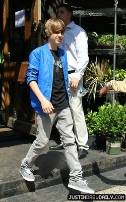 normal_justin-bieber-060310-4_JPG - 0_0 At Florist in New York 0_0