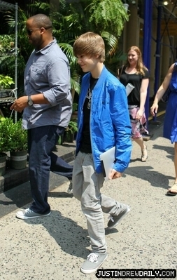 normal_justin-bieber-flower-shopping_%281%29_0