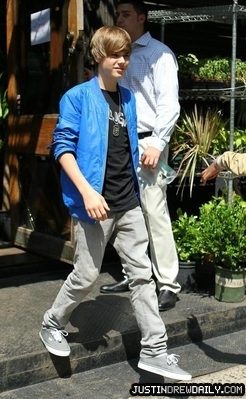 normal_justin-bieber-flower-shopping_%282%29 - 0_0 At Florist in New York 0_0