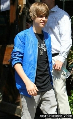 normal_justin-bieber-flower-shopping_%2892%29 - 0_0 At Florist in New York 0_0