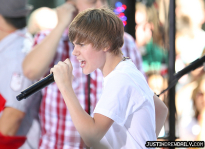 normal_FP_5137470_Bieber_Todayshow_CJNY_060410