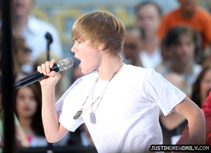 normal_FP_5137471_Bieber_Todayshow_CJNY_060410