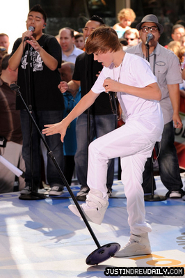 normal_Justin%2BBieber%2BPerforms%2BNBC%2BToday%2BJune%2B4%2B2010%2BqedY6QXH4nQl - 0_0 Today Show 0_0