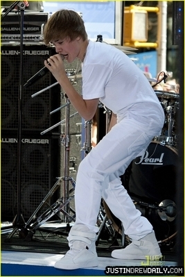 normal_justin-bieber-stanley-cup-03 - 0_0 Today Show 0_0