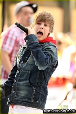 normal_justin-bieber-stanley-cup-09