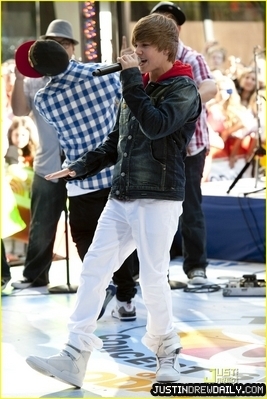 normal_justin-bieber-stanley-cup-33