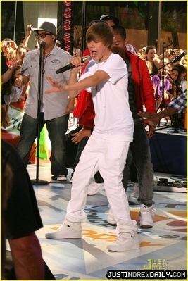 normal_justin-bieber-stanley-cup-35