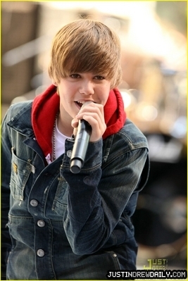 normal_justin-bieber-stanley-cup-36