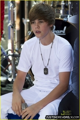 normal_justin-bieber-stanley-cup-39