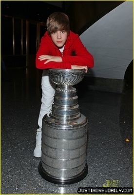normal_justin-bieber-stanley-cup-01 - 0_0 The Pride of Canada 0_0