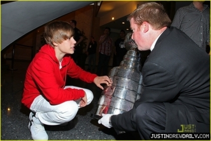 normal_justin-bieber-stanley-cup-04 - 0_0 The Pride of Canada 0_0
