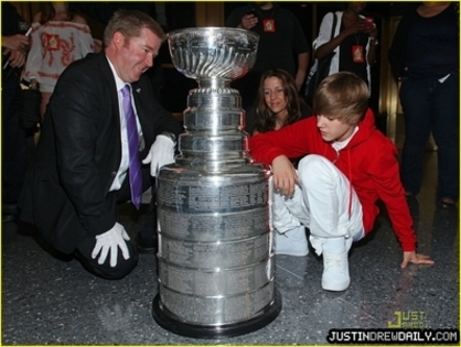 normal_justin-bieber-stanley-cup-14 - 0_0 The Pride of Canada 0_0