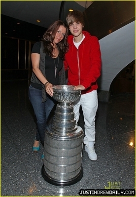 normal_justin-bieber-stanley-cup-20