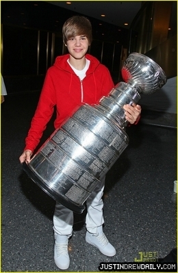 normal_justin-bieber-stanley-cup-24