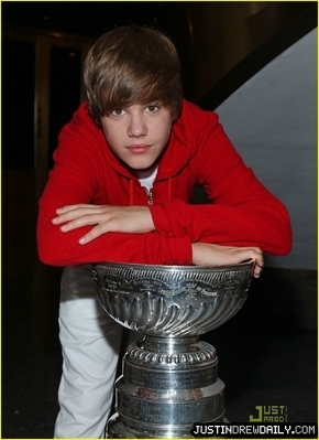 normal_justin-bieber-stanley-cup-27 - 0_0 The Pride of Canada 0_0