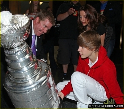 normal_justin-bieber-stanley-cup-37 - 0_0 The Pride of Canada 0_0