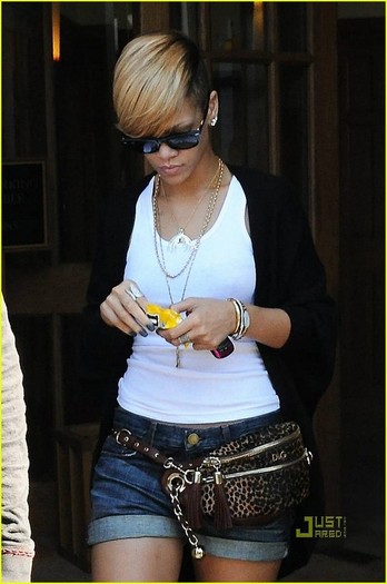 rihannapeanutmms10