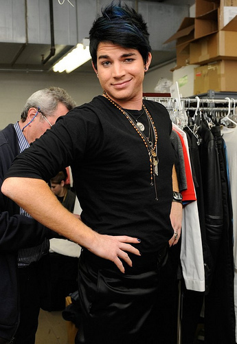 HAHA-ADAM-LAMBERT-POSES-adam-lambert-6035455-345-500 - Adam Lambert