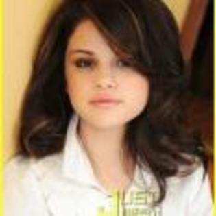 Selena_Gomez_1252597872_2