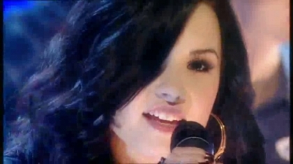normal_Live_at_Alan_Demi_Lovato_on_Blue_Peter_-_Remember_December_Part_1_079