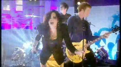 normal_Live_at_Alan_Demi_Lovato_on_Blue_Peter_-_Remember_December_Part_1_470
