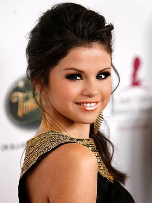 PaulaIoana(Poza facuta de ea) - Cine o machiaza cel mai bine pe Selena Gomez