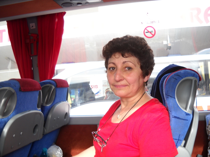 ...cu ochii pe mine, iar eu......